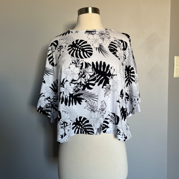 Puma Fashion Exotic Leaves Hawaii Floral White Cropped Boxy Relaxed Tee Top Larg - Picture 2 of 10